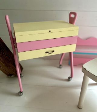 COTTAGECORE #2 I Ne tak docela šicí skříňka Jak se to říkalo? „Ty jsi tak hezká, že nebudeš muset v životě makat?“ V...