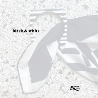 BLACK & WHITE… detaily ✨ Harmonické. Přísně elegantní. Nekompromisní. Nepřehlédutelné. B&W vintage kousky v online kolekci...