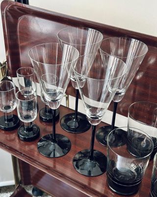 BLACK & WHITE #2 I Nahoře byznys, dole párty Set nižších sklenic typu „old fashioned“, tedy na whiskey či short drinky či...