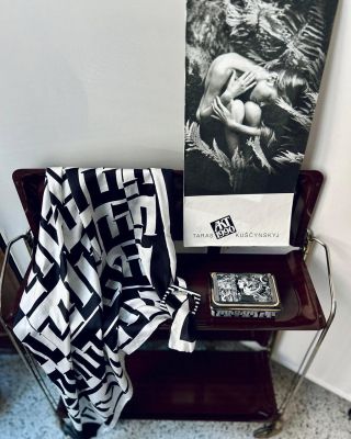 BLACK & WHITE #3 I Lady’s choice Extravagantní šátek z neuvěřitelně hebkého a přitom silného 100% hedvábí. Dominují mu...