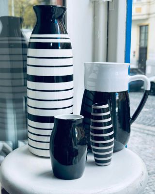 BLACK & WHITE #4 I Keramika Impozantní pruhovaná váza z let 1990s z jemné keramiky. Černé pruhy má ručně malované na bílé...