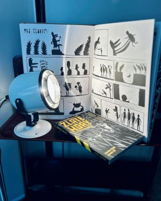 BLACK & WHITE #5 I Noční čtení Dokonalá industriální lampička maďarského podniku Elektrofém, který od let 1950s okouzluje...