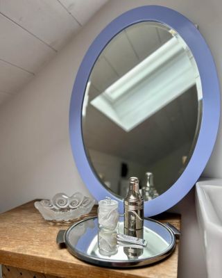 COTTAGECORE #4 I Ne zrovna nenápadné zrcadlo Tuhle barvu asi naše prababičky neznaly… . Staré oválné zrcadlo v dřevěném...