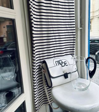 BLACK & WHITE #6 I Letní výbava Nádherný starožitný džbán z čirého křišťálového skla s výrazným uchem ze skla černého....