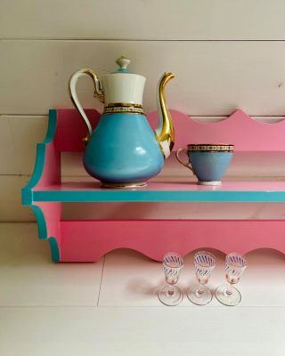 COTTAGECORE #6 I Ne zrovna Ikea kousky Druhou takovou poličku nenajdete a ten secesní porcelán a sklo si také z nákupáku...