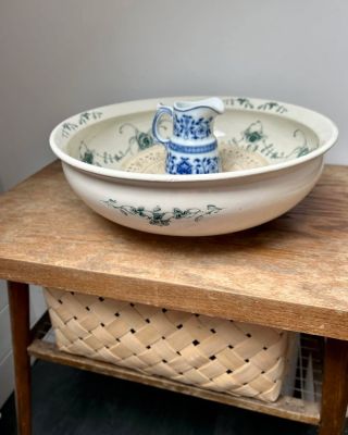 COTTAGECORE #3 I Ne tak mladé nádobí Vypůjčené z muzea… (tohle do myčky nedáte) . Nádherné kameninové umyvadlo, jak se...