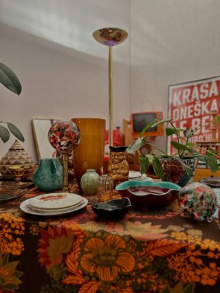 PODZIM NA STOLE Stůl v @obchod_vecmi se oblékl do zemitých a temných barev, masivního skla a keramiky, 1970s porcelánu a...