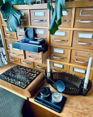 MAN CAVE #1 I Pracovní stůl Luxusní velká úložná kazeta z ušlechtilého leštěného dřeva, s abstraktním uměleckým motivem na...