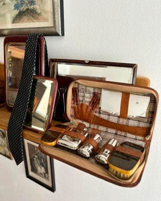 MAN CAVE #4 I Fešák Hubert Dokonalá toaletní souprava v kožené velké etui na zip sestávající ze 14 kousků pánských...