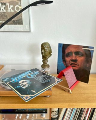 MAN CAVE #3 Jestli byl kdy nějaký ze světových písničkářů pro mě ikona „muže“, toho starého střihu, drsného, s názorem,...