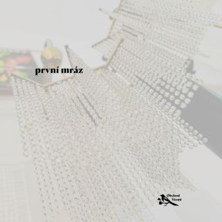 PRVNÍ MRÁZ… detaily ✨ Tenké sklo s přejemným brusem a art deco linkami z Kamenického Šenova, přenádherná hollywood glamour...