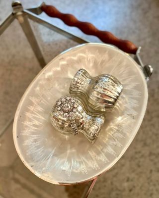 PRVNÍ MRÁZ #6 I Poklady Ledové královny Výrazná štrasová brož o délce 7 cm s pohyblivými ocásky se třpytí jak z pravých...