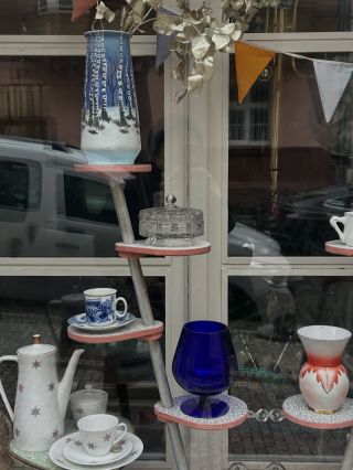 VÁNOČNÍ VITRÍNA Až mi bylo líto měnit tu barevnou z babího léta, ale doba si to žádá. Potěšte oko vybranými kousky se...