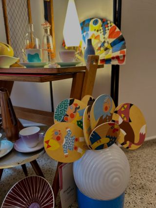 1960s Po 1980s a 1970s kolekci vás nemůže překvapit gusto, s jakým oslavíme léta 1960s! Někde éra květinových dětí, u nás...