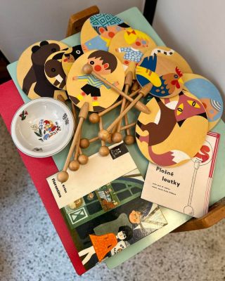 1960s #6 Nádherná a kompletní souprava 12 ks dřevěných „plošných loutek“, jak se nazývají tyto velké vějířové loutky na...