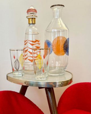 1960s #2 Sbírka stylového 1960s nápojového skla s typickými grafickými obtisky zářícími barvami. - Karafa se zabroušeným...