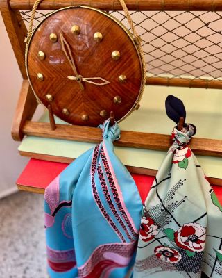 1960s #1 Nádherné midcentury nástěnné hodiny s ciferníkem z leštěného teaku, v montáži, ručičkami i detaily v lesklé...