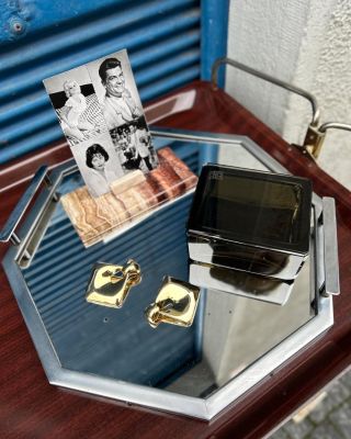 GEOMETRICKÁ #3 Nádherný servírovací art deco tác tvořený zrcadlovým podnosem v chromované montáži s uchy. Má tvar...