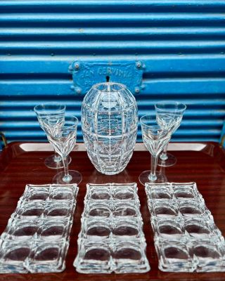 GEOMETRICKÁ #1 Bohatě broušená váza nejspíše ze 60. let minulého století odrážející ducha op art. Masivní křišťálové sklo...