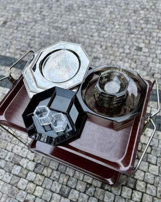 GEOMETRICKÁ #4 Kovové chromované talíře v osmibokém tvaru dovezené z Francie se používají jako „charger plates“ neboli...