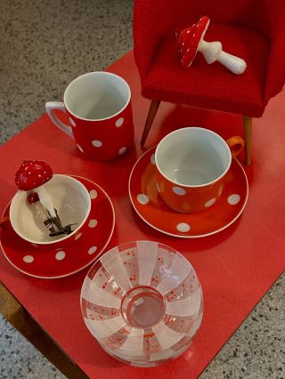 🍄 MUCHOMŮRKA “Houba štěstí”, jak ji kdysi nazývaly kořenářky a přidávaly ji do nápojů lásky. Je něco opojného na kombinaci...