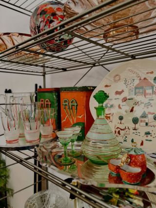 ČERVENO-ZELENÁ Koho taky trochu irituje tahle sezónní barevná kombinace? Zprofanovaná, očekávaná, nudná…? Akorát že vůbec!...